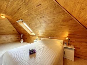 ein Schlafzimmer mit einem großen Bett im Dachgeschoss in der Unterkunft Villa Maurice close to the beach in Oostduinkerke