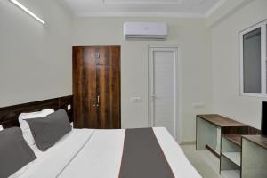 Postel nebo postele na pokoji v ubytování Collection O Raksha Inn Near PVR Ansal Plaza Greater Noida