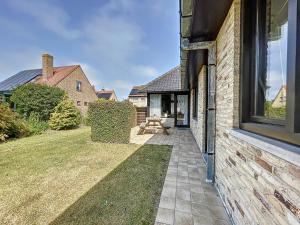 ein Backsteinhaus mit einem Seitenfenster in der Unterkunft Villa Maurice close to the beach in Oostduinkerke