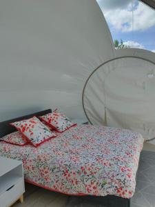 um quarto com uma cama e uma tenda branca em Célé Bulles Étoilées em Brengues