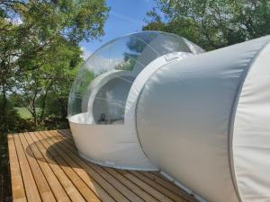 a glass dome house on top of a wooden deck at Célé Bulles Étoilées in Brengues