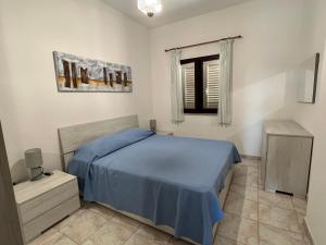 ブドーニにあるVilla Maccioniのベッドルーム(青いベッド1台、窓付)