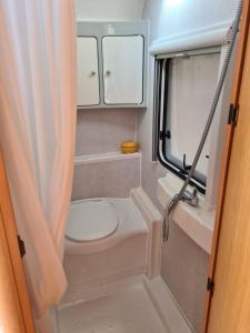 Chałupy 3 VisitHel في شالوبي: حمام صغير مع مرحاض ومرآة