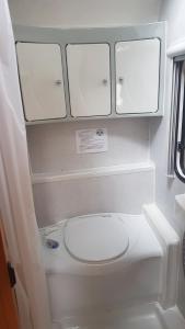 Chałupy 3 VisitHel في شالوبي: حمام صغير مع مرحاض في سيارة
