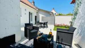 Patio alebo iná vonkajšia časť ubytovania Jolie maison à 2 pas de la forêt du Touquet