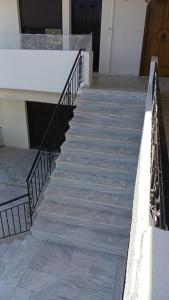 um conjunto de escadas que levam a um edifício em Bill's Sea View em Aghia Marina