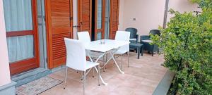 A patio or other outdoor area at Casa Lilla 1 e 2