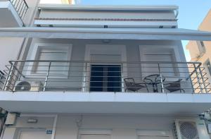 un balcón con mesa y sillas. en The Nest Apartment en Zakynthos