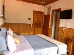 Postel nebo postele na pokoji v ubytování Apostolos Hotel