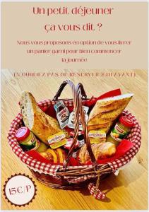 un cesto pieno di pane e altro cibo di (1) La suite des vignobles 3km de Beaune a Vignoles Altre 8 foto