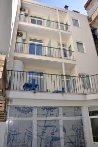 un edificio con un balcón con sillas. en LX History Hotel en Lisboa
