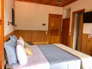 Postel nebo postele na pokoji v ubytování Apostolos Hotel