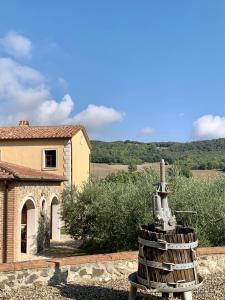 uma vista para uma casa e um edifício em Podere le Mulina em Castiglione dʼOrcia