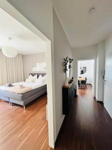 ein großes Schlafzimmer mit einem Bett und einem Tisch in der Unterkunft Apartment Leo6 in Salzburg