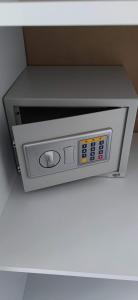 un horno microondas en la parte superior de un estante en Villa Bobakis, en Nikiti