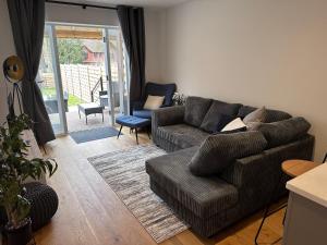 uma sala de estar com um sofá e uma cadeira em House situated on River Itchen em Winchester