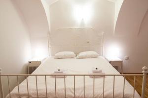 ein weißes Bett mit zwei weißen Kissen darauf in der Unterkunft Dragon's Cave in Ljubljana
