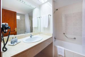 a bathroom with a sink and a shower and a mirror at FlipFlop Cala Romántica in Cala Romàntica