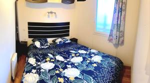 una camera con letto blu e bianco con cuscini di hakuna matata a La Ciotat