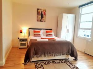 Un dormitorio con una cama grande y una ventana en Comfortable Studio flat near Central London, en Londres