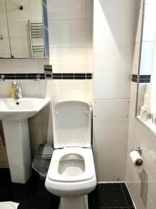 Baño pequeño con aseo y lavamanos en Comfortable Studio flat near Central London, en Londres