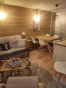 a living room with a couch and a table at Studio 4-6 couchages.pied des pistes.Résidence Montana1 in Les Deux Alpes