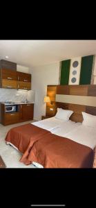 een hotelkamer met 2 bedden bij Briz Beach apartments - section B in Sunny Beach
