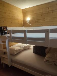 a room with two bunk beds in a cabin at Studio 4-6 couchages.pied des pistes.Résidence Montana1 in Les Deux Alpes