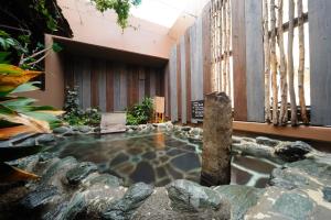 仙台Dormy Inn Sendai Station Natural Hot Springs的一座建筑中央的池塘