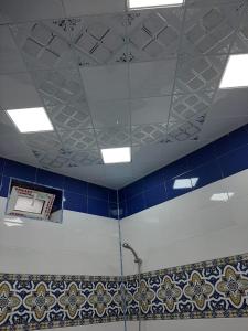 Cette chambre est dotée d'un plafond avec des carreaux bleus et des plafonds blancs. dans l'établissement My sweet home in Ramana, à Baku