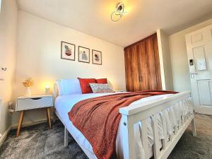 Postel nebo postele na pokoji v ubytování 3-Bedroom Home with Pool Table, Garden, Balcony & Parking - Leicester