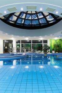 una gran piscina con techo de cristal en Napfeny Hotel, en Zalakaros
