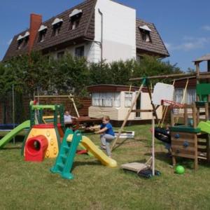 弗瓦迪斯瓦沃沃的住宿－Camping Nadmorski，儿童在院子里的游乐场玩耍