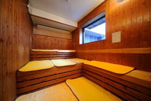 仙台Dormy Inn Sendai Station Natural Hot Springs的中间设有窗户的小桑拿浴室