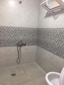 Un baño de Gochi Home
