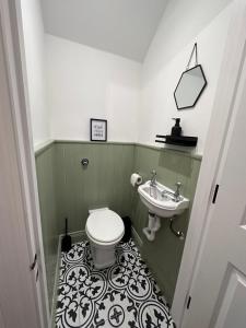 a bathroom with a toilet and a sink at House situated on River Itchen in Winchester