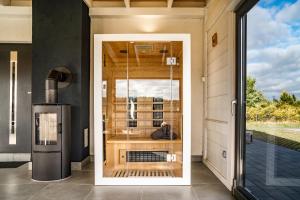una porta a vetri che conduce alla cucina di una casa di Domek hot tub jacuzzi Chillout a Kołobrzeg