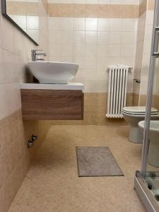 ein Bad mit einem Waschbecken und einem WC in der Unterkunft 85 mjka house free parking in Albese Con Cassano
