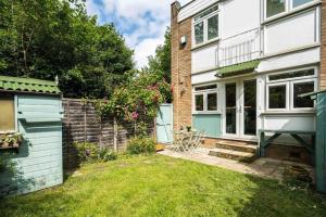 una casa con un patio con una valla en Where Style & Convenience Combine- Photo ID & Deposit Required en Londres