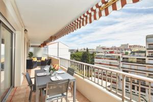 d'un balcon avec une table et des chaises et une vue. dans l'établissement Cannes centre-Palais-200m des plages, à Cannes