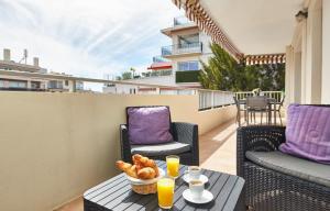 un balcón con 2 sillas y una mesa con comida. en Cannes centre-Palais-200m des plages, en Cannes