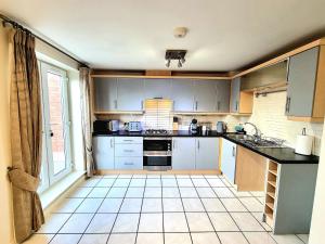 Kuchyň nebo kuchyňský kout v ubytování 3-Bedroom Home with Pool Table, Garden, Balcony & Parking - Leicester