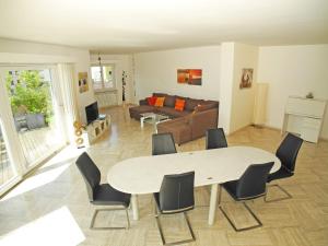 MinusioにあるCasa Fontanalba App 1111のリビングルーム(テーブル、椅子、ソファ付)