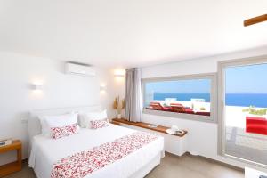 Cama ou camas em um quarto em O Lofos Luxury Boutique Suites