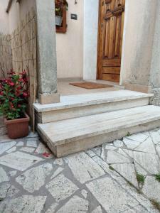 una rampa di scale di fronte a una casa con porta di GreenHouse_Anzio ad Anzio