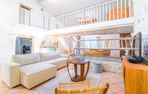 ein Wohnzimmer mit einem Sofa und einem Tisch in der Unterkunft Amazing Home In Mdis With Private Swimming Pool, Can Be Inside Or Outside in Médis