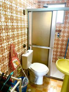 a bathroom with a toilet and a shower at Meu abrigo in Recife