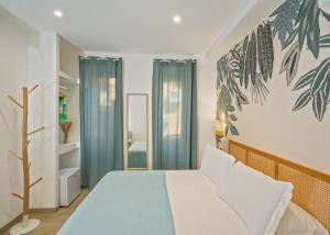 a bedroom with a bed and a window at B&B Oasi Rooms in Agropoli