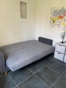 a futon bed in a corner of a room at La pastourelle villa 6 couchages au calme in Forcalquier