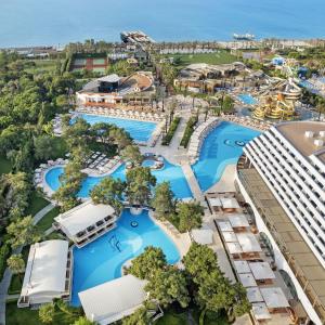 eine Luftansicht auf den Pool im Resort in der Unterkunft Titanic Deluxe Lara in Lara